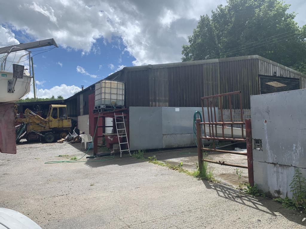 Lot: 4 - AGRICULTURAL BARNS OVER 36 ACRES OF PASTURE LAND -